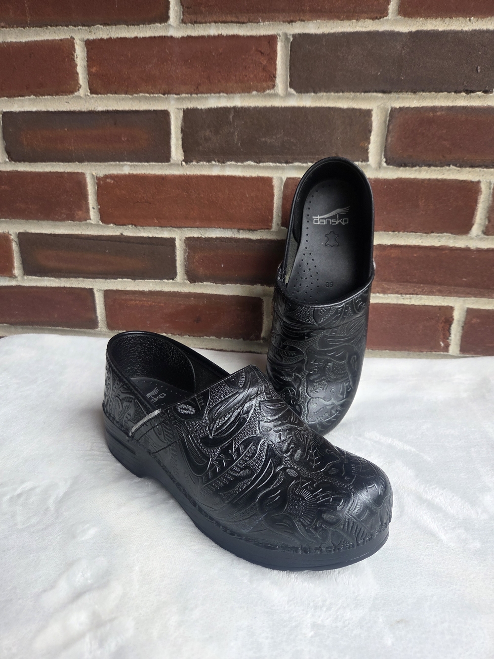 Dansko Professional Black Tooled Floral Leather Clogs Women's EU 39 US 8.5-9